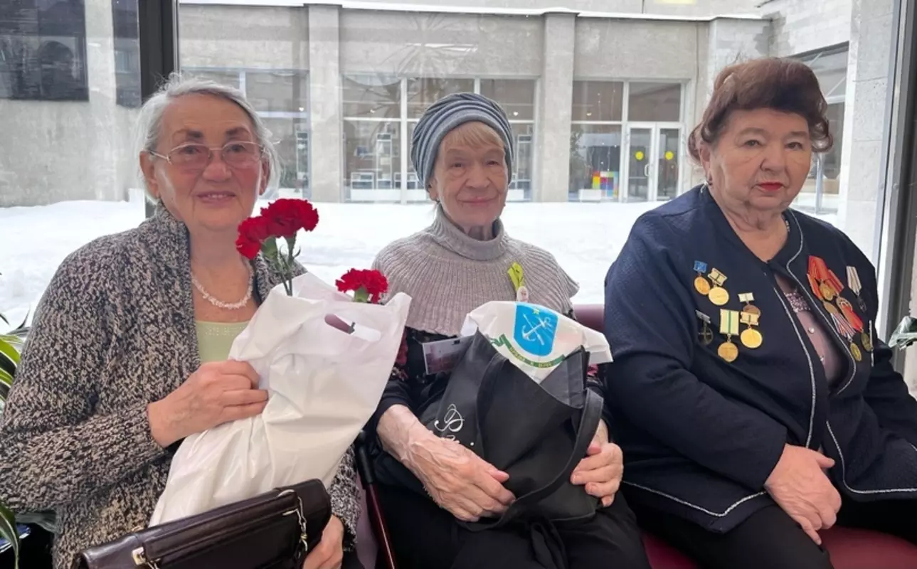 25 января в Петергофе состоялись награждение ветеранов в честь 80-летия полного освобождения Kенинграда и патриотический концерт