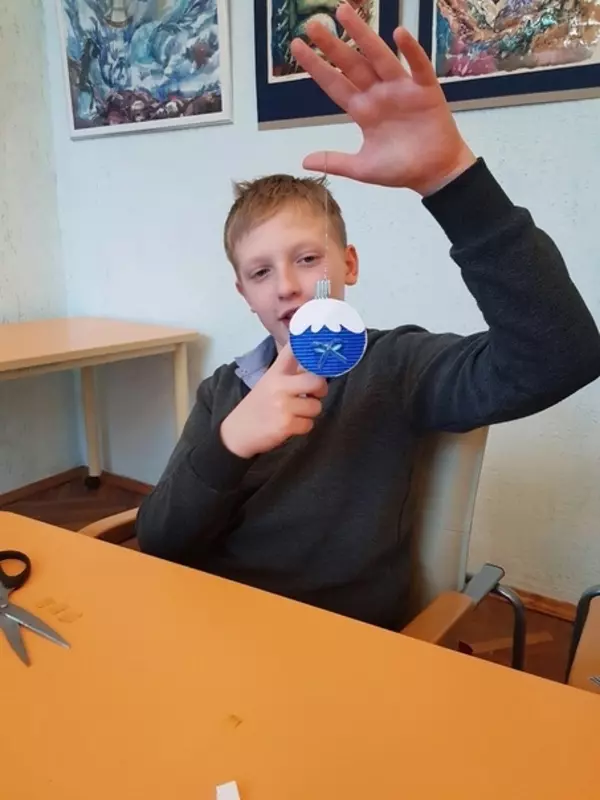 Ученики «Школы-интерната №49» освоили изготовление ёлочных игрушек