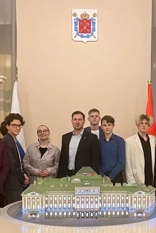 Депутат Руслан Ермоленко организовал экскурсию в Мариинский дворец для школьников