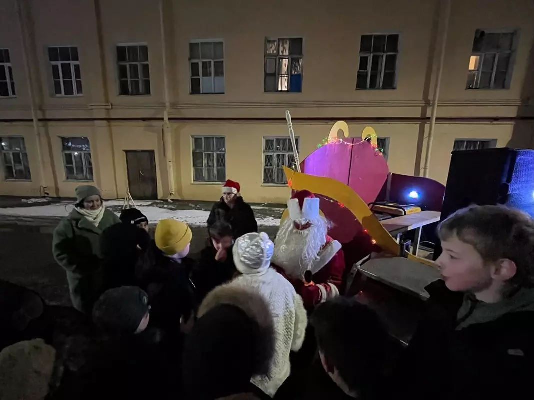Состоялась акция «Дед Мороз идёт по Стрельне»