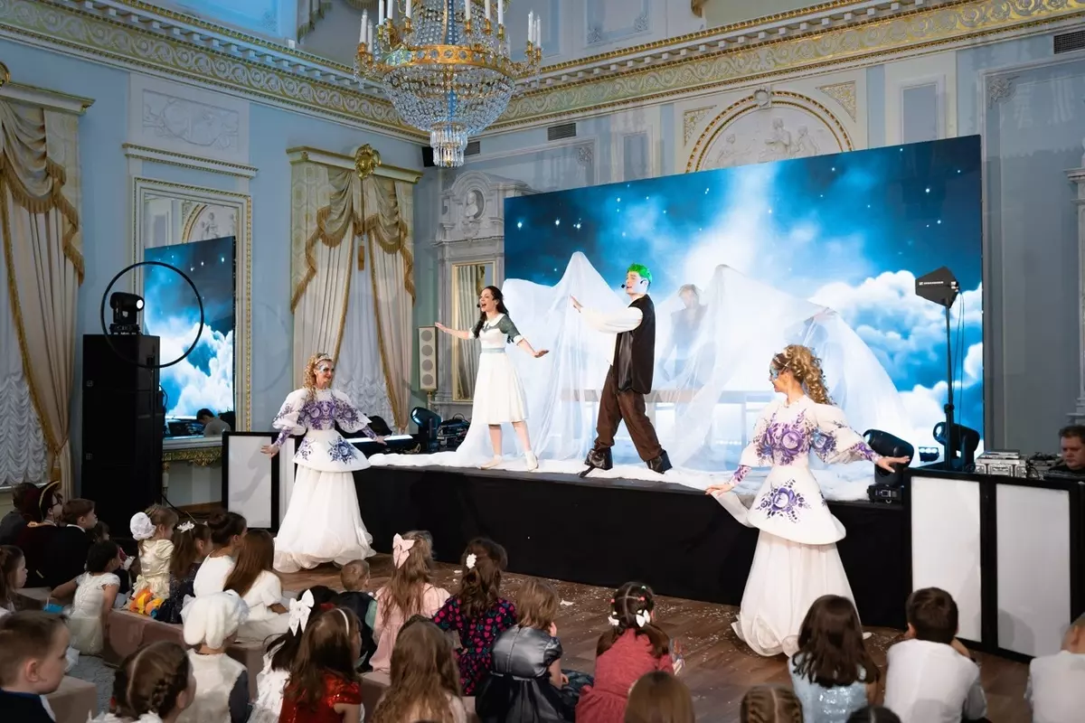 В Константиновском дворце прошел новогодний детский благотворительный бал