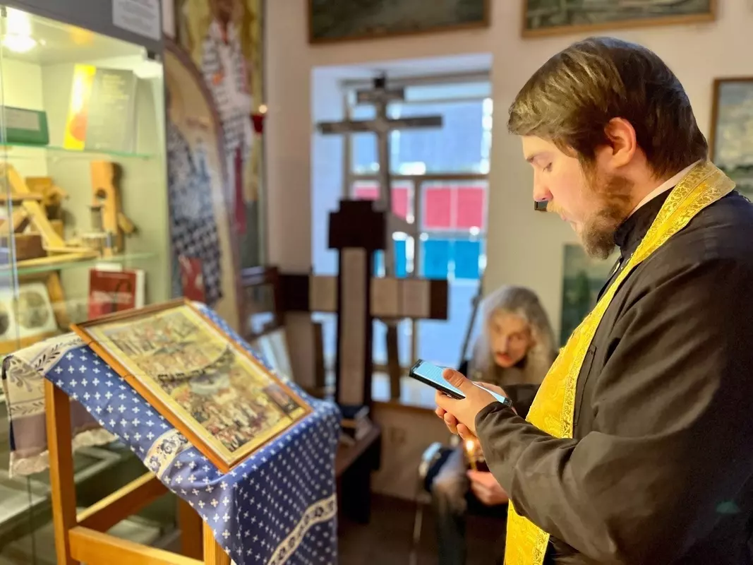 Настоятель стрельнинского храма освятил статуэтку бюст Николая Чудотворца