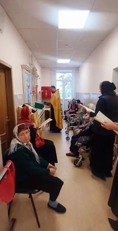 Дом престарелых в Стрельне посетили служащие храма святых мучениц Веры, Надежды, Любови и Матери их Софии