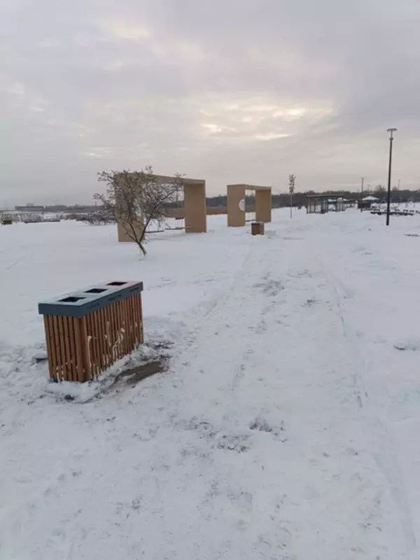 Администрация Петродворцового района убрала снег в Стрельнинской бухте