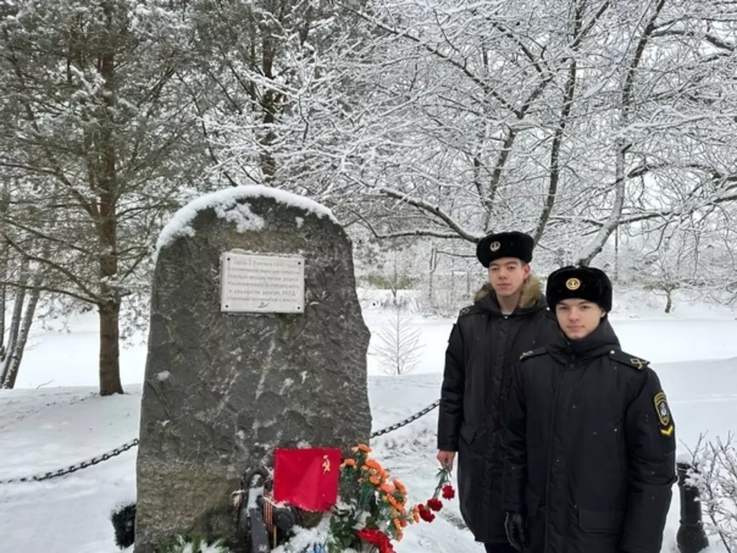 Возложение цветов Стрельнинскому десанту в Стрельне