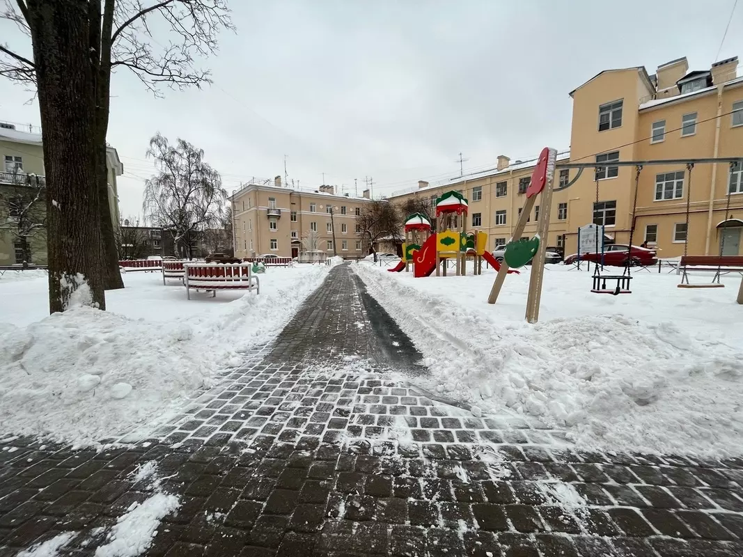 МА МО пос. Стрельна производит уборку снега силами подрядной организации на территориях ЗНОП местного значения