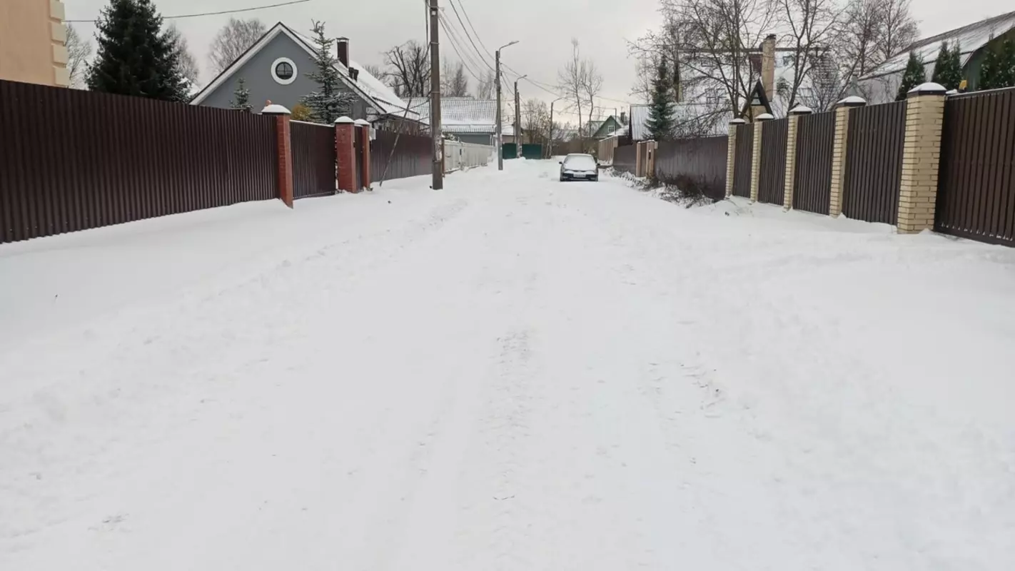 В Стрельне регулярно проходит уборка от снега
