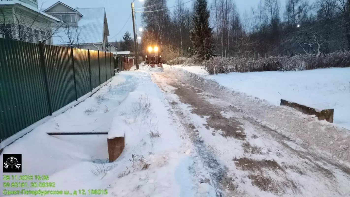 В Стрельне регулярно проходит уборка снега