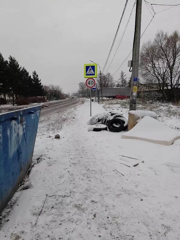 Жители Стрельны обеспокоены быстрой наполняемостью мусорных контейнеров на Волхонском шоссе