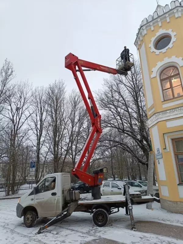 В Стрельне украсили Львовский дворец