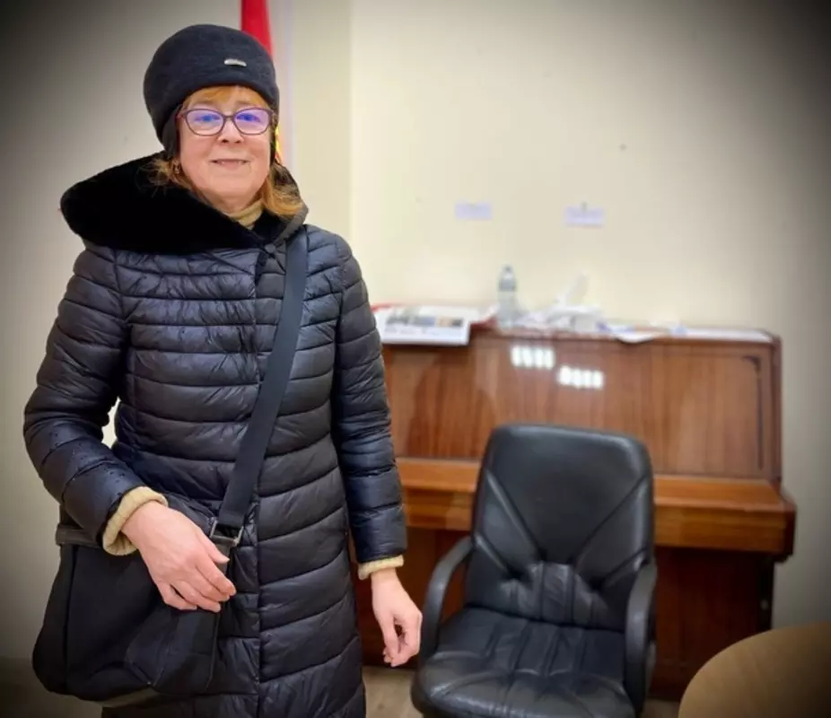 Жительница Стрельны Людмила Колосова приняла участие в акции по сбору вещей для отправки в зону СВО от депутатов Руслана Ермоленко и Лауры Макеевой