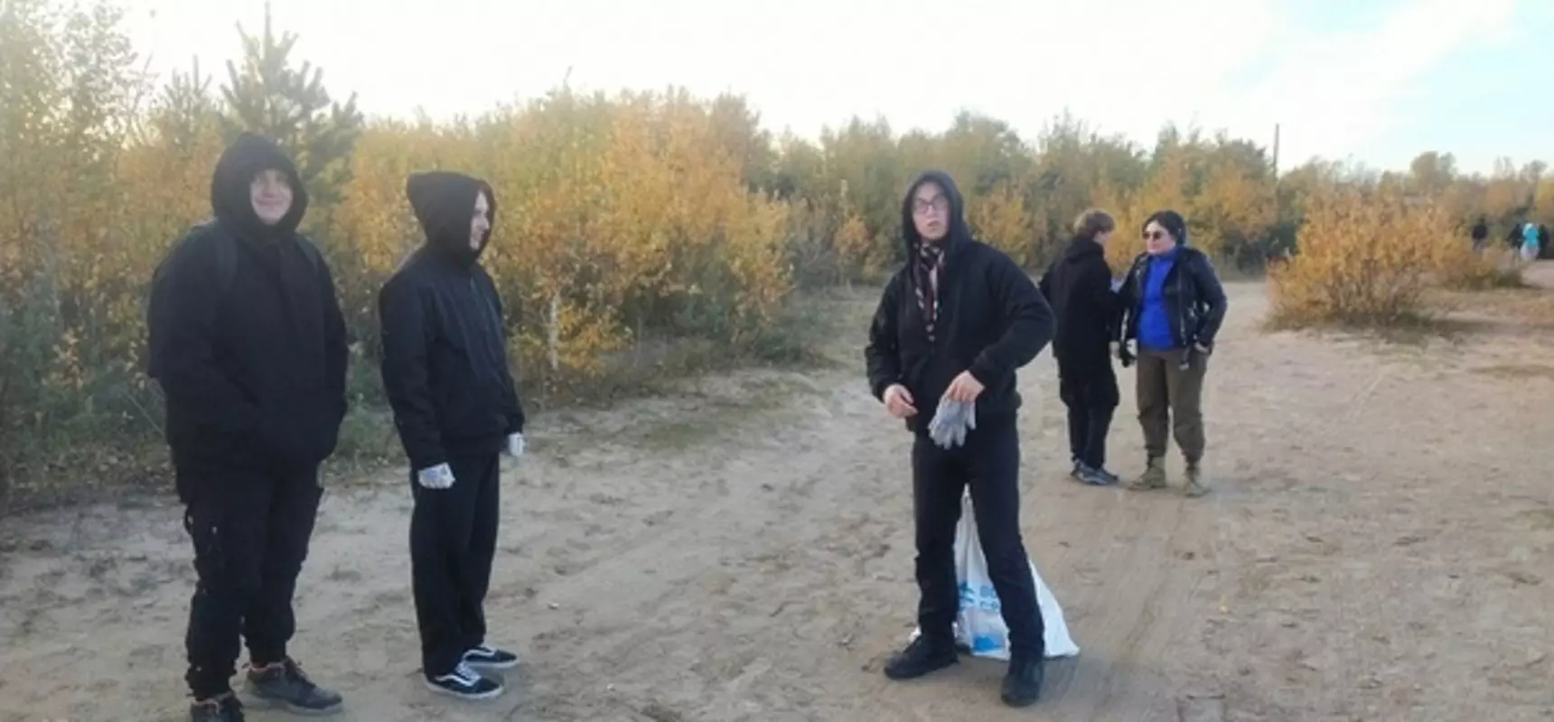 Стрельнинский подростково-молодёжный клуб «Стрела» принял участие в экологическом десанте