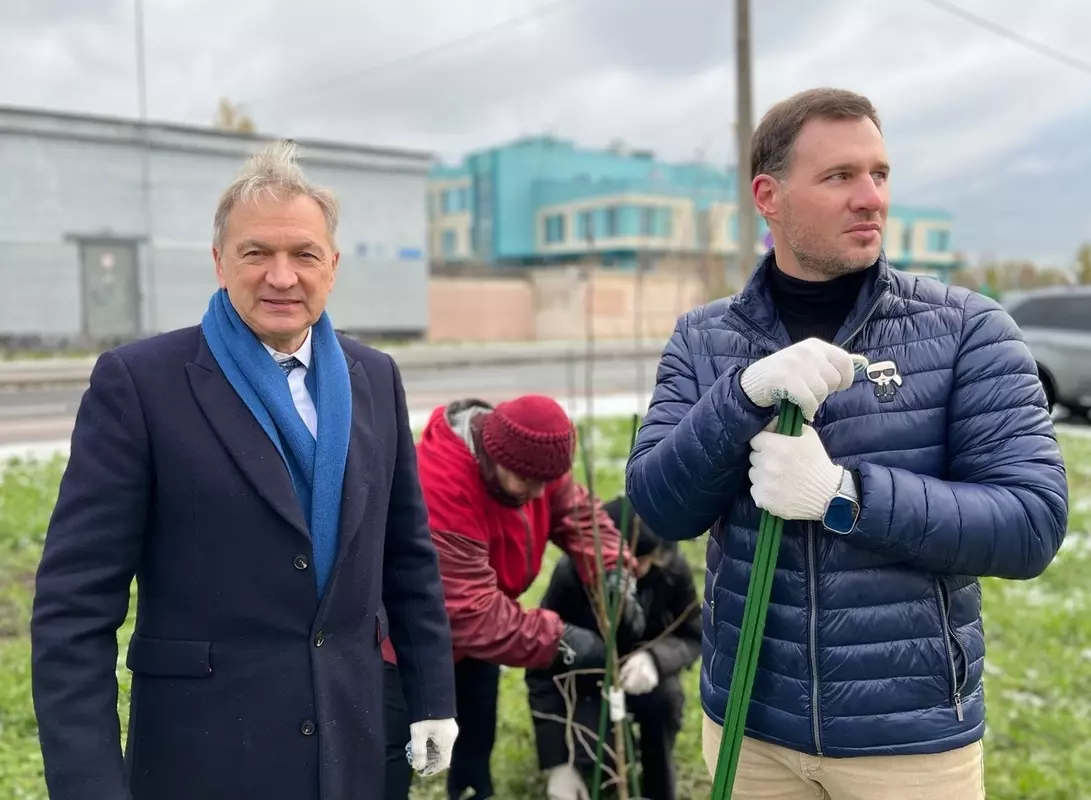 Состоялась акция «Яблони для Стрельны» от депутатов Михаила Барышникова и Руслана Ермоленко
