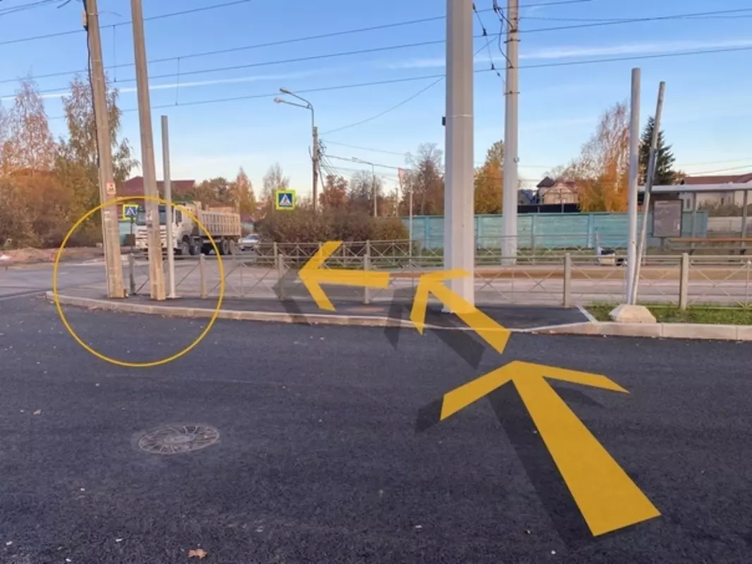 В Стрельне появился «тротуар глупости»