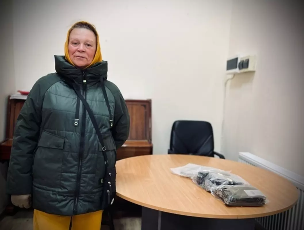 Жительница Стрельны приняла участие в акции по сбору тёплых вещей для отправки в зону СВО от депутатов Руслана Ермоленко и Лауры Макеевой