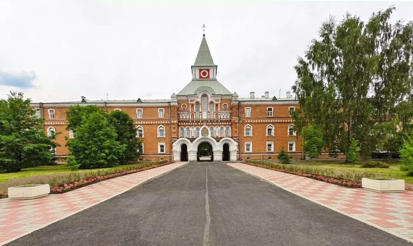 В стрельнинском монастыре начала работу мастерская по плетению маскировочных сетей