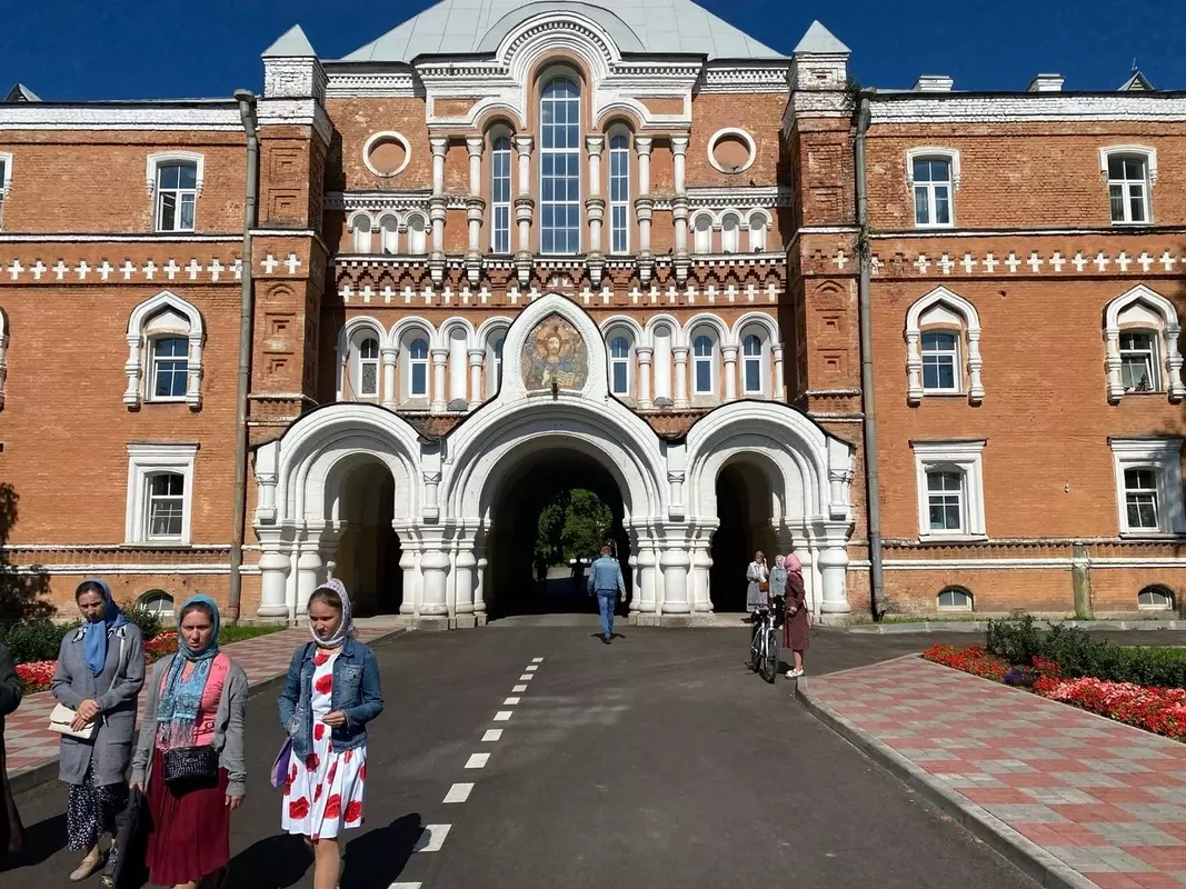 В Свято-Троицкой Сергиева Приморской мужской пустыни возложили венок к могиле Андрея Ивановича Штакеншнейдера
