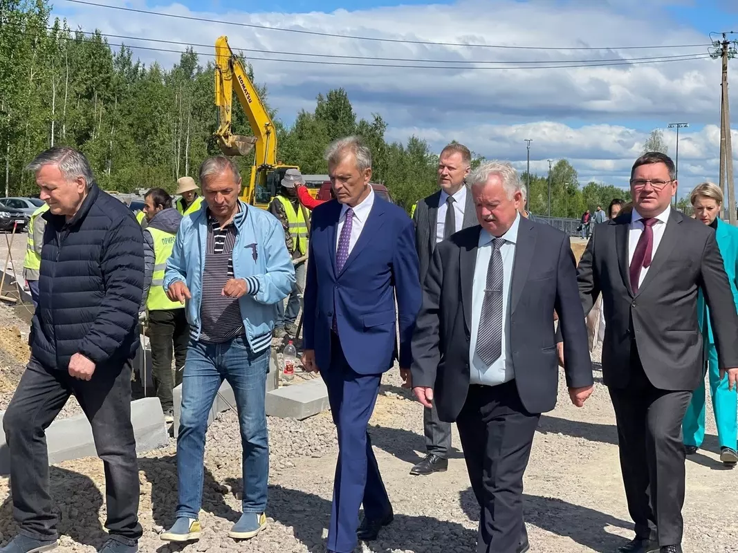 Строительство зоны отдыха в Стрельне проинспектировал депутат Михаил Барышников
