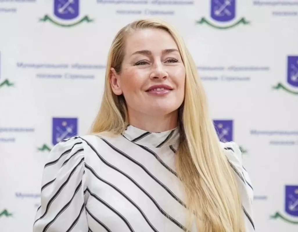 С Днём России стрельнцев поздравила депутат МО пос. Стрельна Лаура Макеева