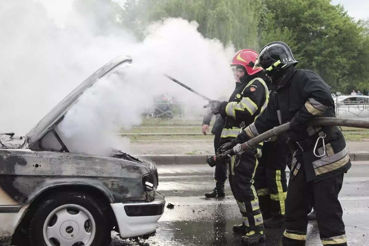 С правильными действиями при возгорании автомобиля предлагает ознакомиться СПБ ГКУ «ПСО Петродворцового района» — комментирует депутат МО пос. Стрельна Елена Сергиеня