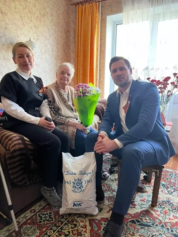 Депутаты МО пос. Стрельна Руслан Ермоленко и Лаура Макеева поздравили с Днём Победы жительницу Стрельны Надежду Сибилеву и Нину Васильевну Шевелеву
