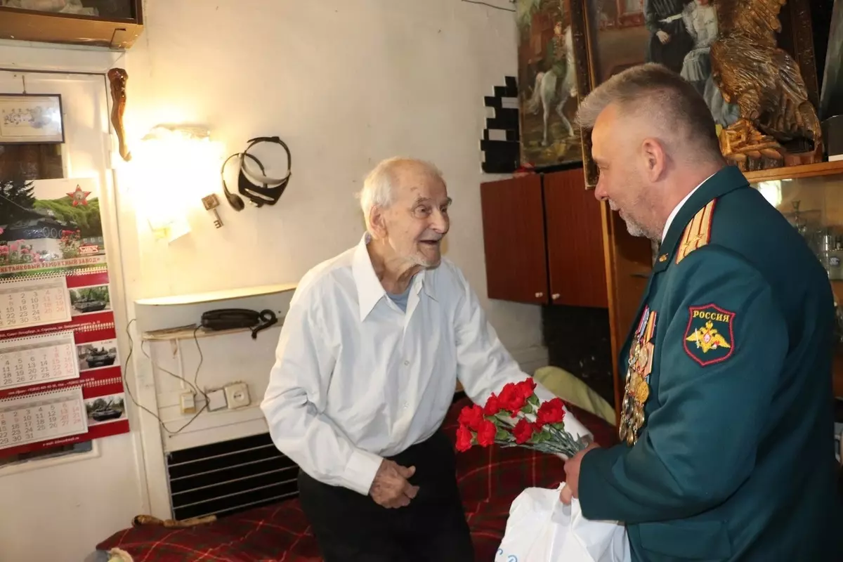 Почётного жителя Стрельны с Днём Победы поздравил Роман Чепурнов