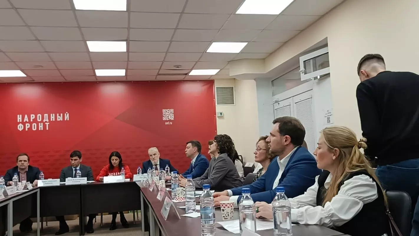 В экспертном совещании «Бизнес в условиях санкционного давления» приняли участие депутаты МО пос. Стрельна Руслан Ермоленко и Лаура Макеева