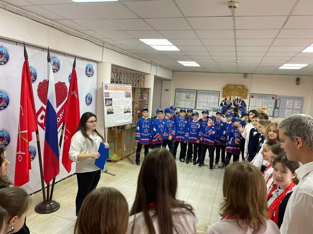 Об открытии отделения «Движение первых» в стрельнинской школе сообщила депутат Лаура Макеева