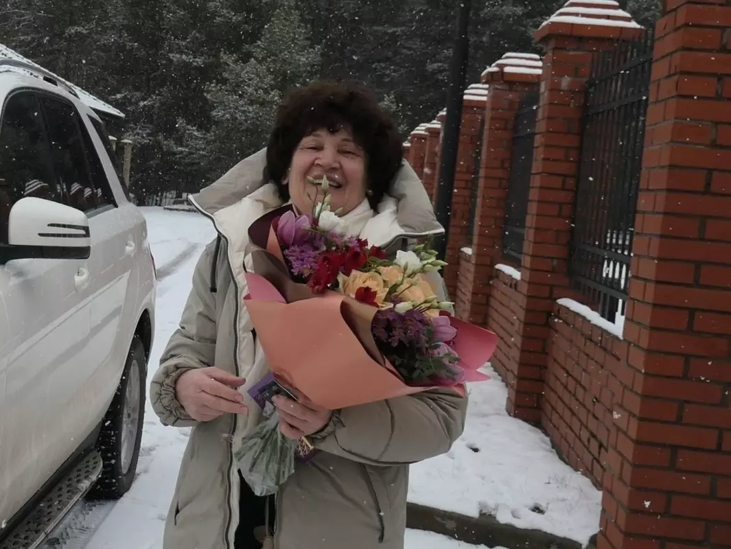 Стрельницы и Глава поздравляют маму депутата Лауры Макеевой и саму Лауру с днём рождения