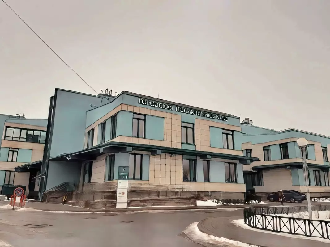 На график работы поликлиники в праздничные дни обратил внимание стрельнинцев депутат Павел Горбунов