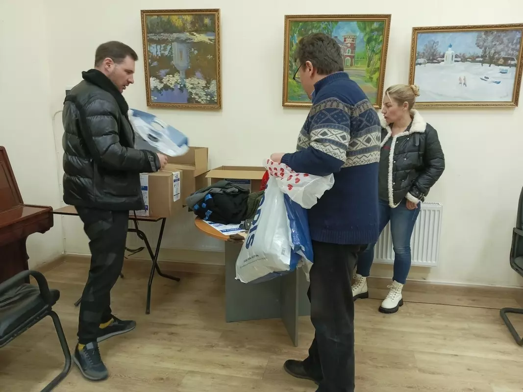 Тёплые вещи в поддержку акции «тепло для героя» принесли депутаты МО пос. Стрельна Руслан Ермоленко и Лаура Макеева