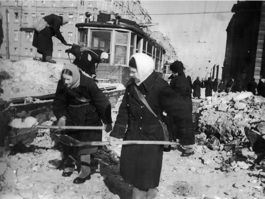 Историческую статью о вывозе мусора в блокадном Ленинграде прокомментировала депутат Лаура Макеева