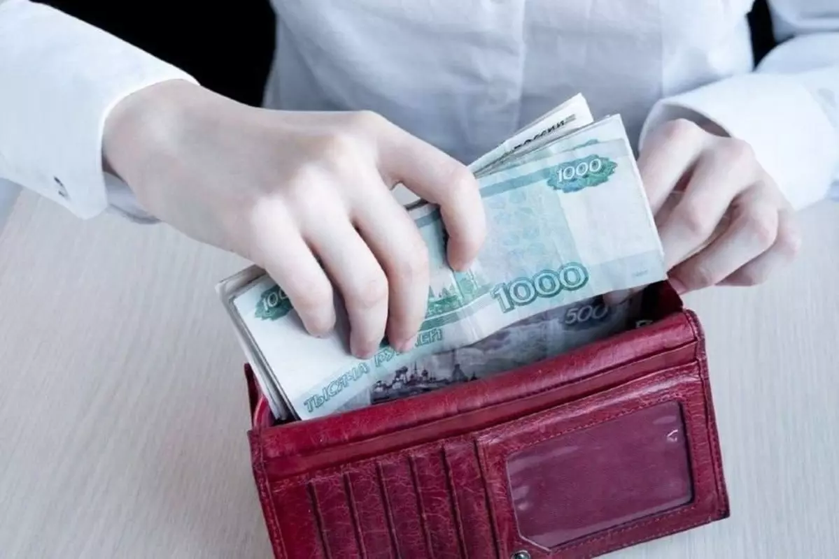 Разницу в выплатах зарплаты за первую половину месяца работы в организациях и компаниях прокомментировала депутат Лаура Макеева