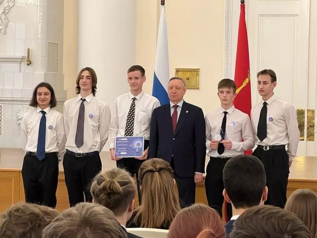 Стрельнинскую школу № 413 за победу в конкурсе «Твой бюджет в школах – 2022» поздравила депутат Елена Сергиеня