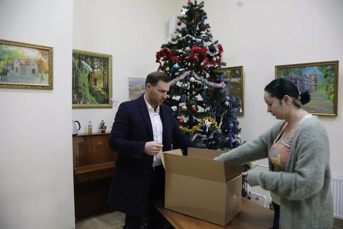В сборе новогодних подарков для детей Донбасса приняли участие депутаты МО пос. Стрельна Руслан Ермоленко и Лаура Макеева