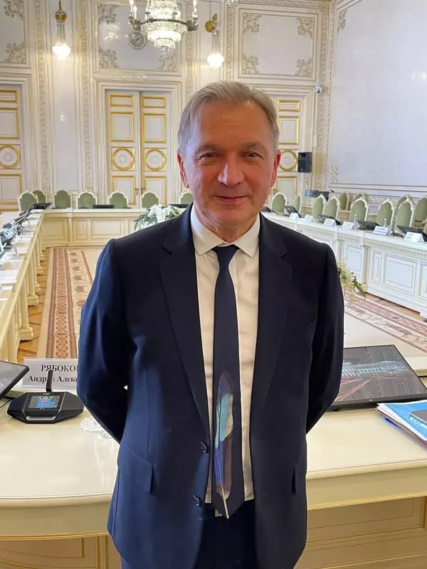 Депутат Михаил Барышников поздравляет коллег с Днём финансистов
