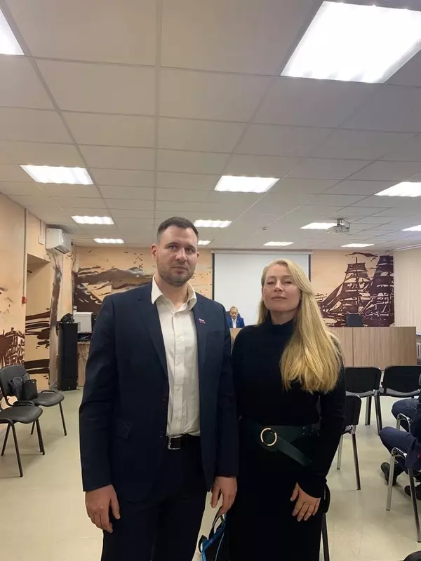 Депутаты Руслан Ермоленко и Лаура Макеева на обсуждении поправок в 489-ФЗ О молодёжной политике в РФ