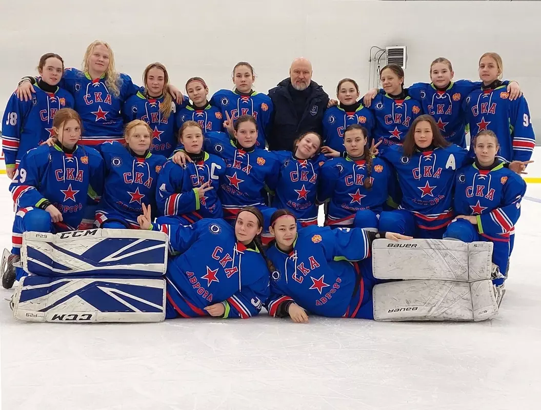 Депутат Лидия Ворошилова поздравила стрельнинских хоккеисток с III местом на Первенстве России среди юниорок