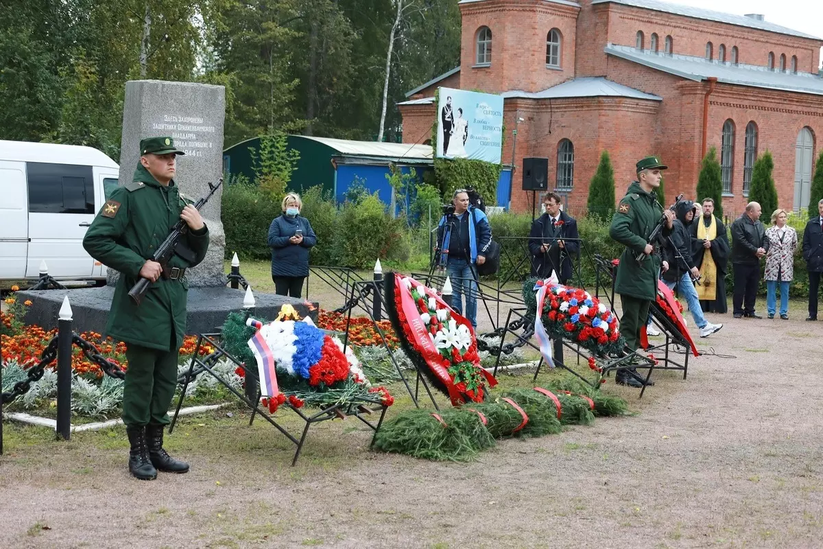 Возложение цветов на мемориале Малая Пискарёвка